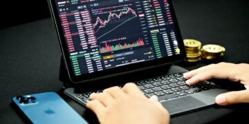 orang yang menggunakan komputer laptop hitam dan abu-abu